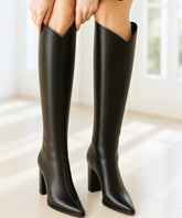 Comprar bota de montaria feminina Western preto de couro legítimo com cano longo, salto bloco e bico fino para looks sofisticados de frio em promoção AREZZO